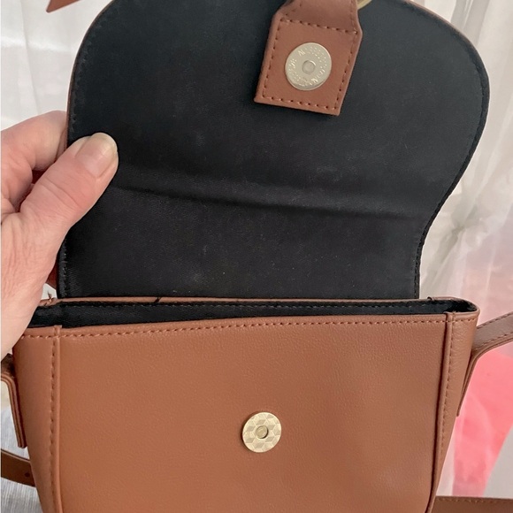 JJ WINTERS-like new! Brown Crossbody Bag with Flap Closure and adjustable strap! - Picture 9 of 16